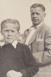 Oldřich Řičánek s otcem na závodech motocyklů ve Zlíně, nedatováno