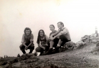 Pamätníčka (druhá zľava) na túre v Tatrách s priateľmi a budúcim manželom (prvý zľava), 70. roky