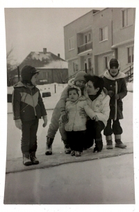 Pamätníčka s deťmi pri rodinnom dome vo Vrútkach, pravdepodobne rok 1984-1985