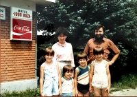 Pamätníčka s manželom a deťmi v Belehrade, rok emigrácie do USA 1986