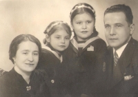 Rodina Čurdových, rodiče a sestra, pamětnice druhá zleva, čtyřicátá léta 