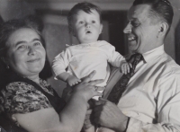 Rodiče pamětníka s vnukem Pavlem, 60. léta