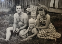 Jaroslava Kotlabová se svým druhým manželem a rodinou v roce 1961 ve Vlastiboři