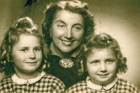 Ludmila Seefried-Matějková (vpravo) s maminkou a sestrou
