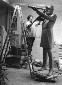 Ludmila Seefried-Matějková working on the statue Admiral (1985)