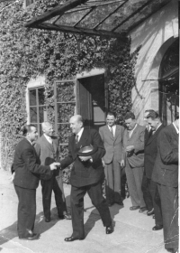Návštěva Jana Masaryka v Heřmanově Městci, otec pamětnice pátý zleva