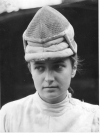 Ludmila Seefried-Matějková v 50. letech v šermířském úboru