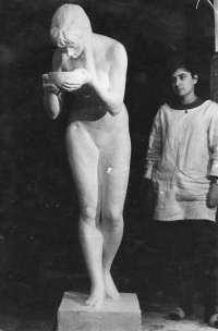 Ludmila Seefried-Matějková v 60. letech v ateliéru Rudá hvězda se svou sochou Pramen (1964) 