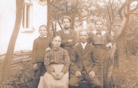 Slaný čp. 74, prarodiče Antonín a Kateřina Škodovi, zleva nahoře pamětníkův otec Karel Škoda a tety Anna a Marta