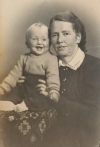 Starší syn s maminkou Marií Rettingerovou v roce 1956