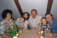 Pavel Taich s manželkou, synem Tomášem a dvěma vnoučaty