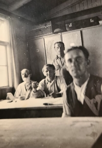 Tatínek Josef Rettinger z pracovního nasazení v Německu před válkou, vzadu uprostřed, 1938