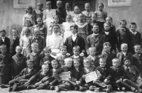 Ve spodní řadě první zleva polehává budoucí baptistický kazatel Cyril Burget, rok 1906, obec Lipová na Prostějovsku