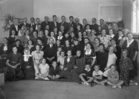 BJB Kroměříž, kazatel Cyril Burget a po jeho pravé ruce ve světlých šatech dcera Věra, rok 1938