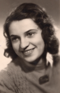 Věra Tučková Burgetová, rok 1943