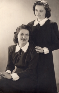 Věra se svou starší sestrou Liboslavou, rok 1948, Praha