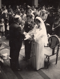 Cyril Burget oddává svou dceru Věru, rok 1950, Praha