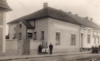 Burgetovi před sborovým domem v Kroměříži. Zleva matka Františka, sestra Milada, Věra, sestra Liboslava, otec Cyril, druhá polovina 20. let