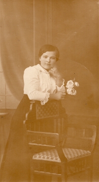 Manželka Cyrila Burgeta Františka Hlubinková, provdaná Burgetová, cca 1920