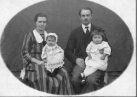 Burgetovi, jednoroční Věra na klíně své maminky, rok 1925