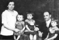 Rodinná fotografie Burgetových. Vlevo mladší sestra Milada, uprostřed Věra a vpravo Liboslava, rok 1927, Vysoké Mýto