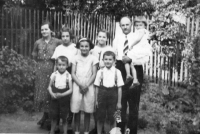 Manželé Burgetovi společně s dětmi na zahradě v Kroměříži, rok 1936