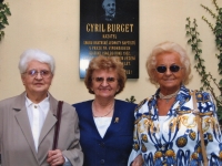 Sestry Věra, Lídie, Milada v roce 2005 při odhalení pamětní desky Cyrilu Burgetovi, rok 2005, Praha