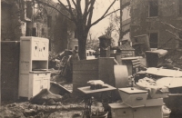 Vystěhovaný nábytek z bytů po náletu na Karlově v dubnu 1945