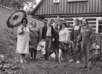Zprava bratr pamětnice Milan Plný, bratranec Petr Franz, sousedka Antonie Lelek, Marie Hauschke, bratranec Rudolf Franz, teta Eliška Franzová, rozená Machová, a maminka Hilda, Stroužné, 1987
