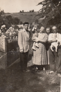 Zprava děda Adolf Mach, maminka Hilda, babička Marta Machová má v náručí pamětnici, otec Milan Plný, 1955