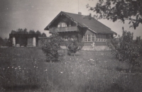 Chata/srub, kde rodina přebývala po nuceném vystěhování v roce 1953