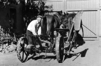 Otec Josefa Hlubka František na svém statku