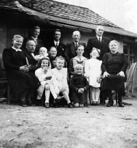 Josef Hlubek (sedící na klíně dědy) s matkou, babičkou a dalšími příbuznými / kolem roku 1940