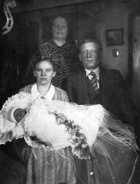 Rodiče pamětníka po narození jeho sestry Anny / za nimi stojí porodní bába / kolem roku 1935