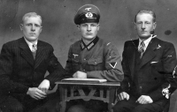 Otec pamětníka František Hlubek (vpravo) s bratry Vilémem (uprostřed v uniformě wehrmachtu) a Leonardem / kolem roku 1939