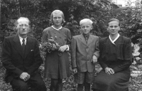 Josef Hlubek s rodiči a sestrou Annou / kolem roku 1948