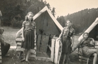 Jana Kaněrová (vlevo) na skautském táboře v roce 1947