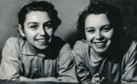 Jana Kaněrová se sestrou v roce 1943