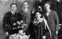 Otec pamětnice Josef Chlebek ( v klobouku) u odvodu, kolem roku 1936