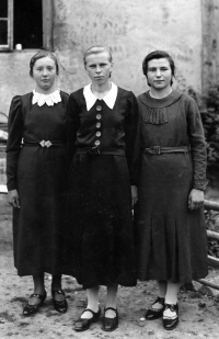 Matka Aleny Matuštíkové Anna Chlebková (vpravo) se sousedkami, kolem roku 1938