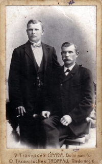 Dědeček Aleny Matuštíkové Josef Chlebek (vlevo)
