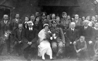 Svatba strýce pamětnice Emila Mrowce, který v roce 1943 padl u Stalingradu, (tehdejší Německo) kolem roku 1940