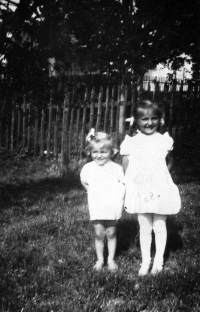 Alena Matuštíková (vpravo) s mladší sestrou Annou, kolem roku 1952