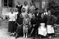 Matka Aleny Matuštíkové (nahoře uprostřed) s bratrem Josefem (stojící pod ní) na práci v Německu, kolem roku 1937