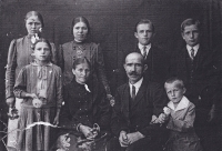 Prarodiče pamětnice Alois a Terezie Mrowcovi se svými dětmi, počátek 30. let