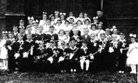 The class of witness´s mother Anna at Holy Communion, around 1930