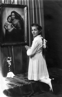 Matka Aleny Matuštíkové Anna u prvního svatého přjímání, kolem roku 1929