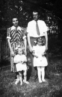 Alena Matuštíková s rodiči a mladší sestrou, kolem roku 1953