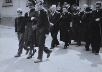 Jan Průša s maminkou, mladším bratrem a prarodiči na tatínkově pohřbu
