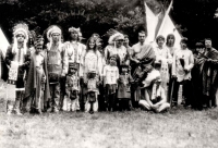 Na letním kempu, Kročákovi uprotřed, před nimi jejich dva malí synové, první polovina 80. let 